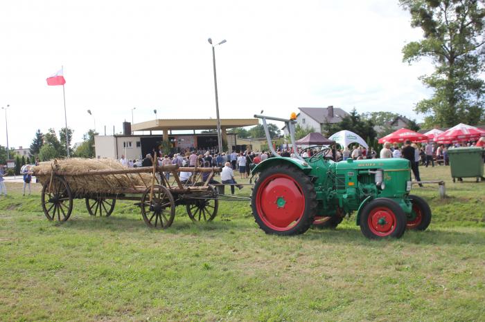 Stary traktor z drewnianym wozem
