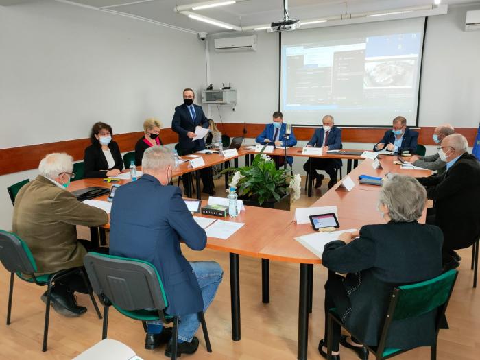 Radni gminy Krzymów podczas sesji