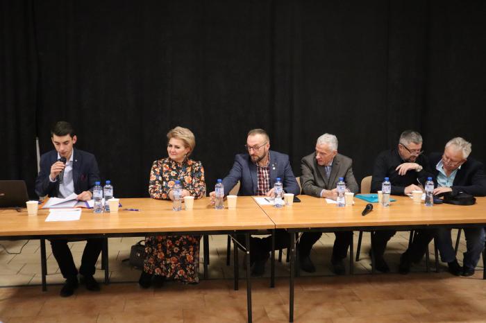 Stół prezydialny podczas zebrania Koła Wędkarskiego z Brzeźna.
