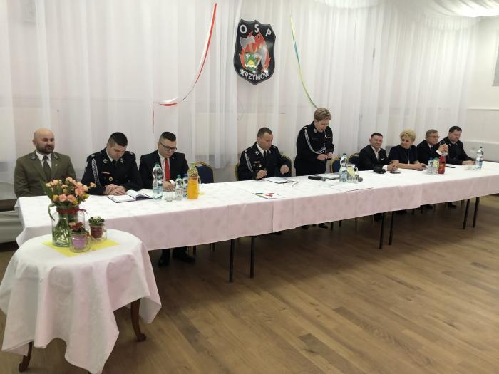 Stół prezydialny i goście zebrania OSP w Krzymowie