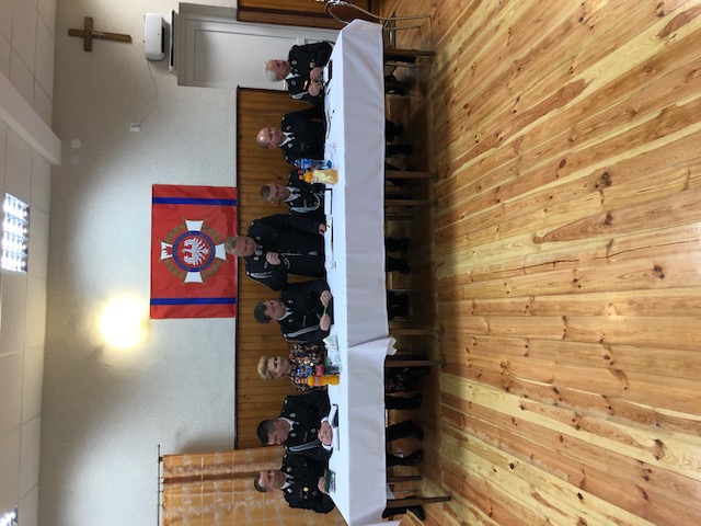 Stół prezydialny na zebraniu strażackim w Kałku
