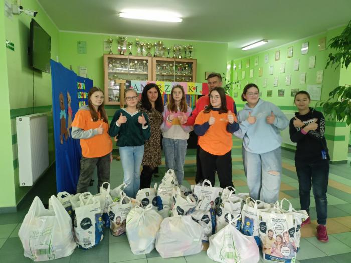 Grupa wolontariuszy z Brzeźna z opiekunami