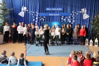 Śpiewający uczniowie i goście na kolędowaniu w szkole w Brzeźnie