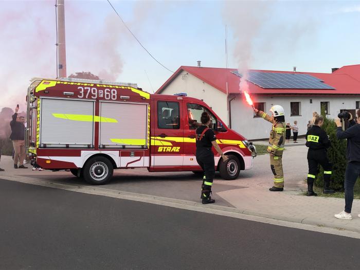 Powitanie lekkiego samochodu strażackiego w Paprotni